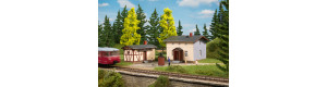 Obytný drážní domek s vedlejší budovou, H0, Auhagen 11457
